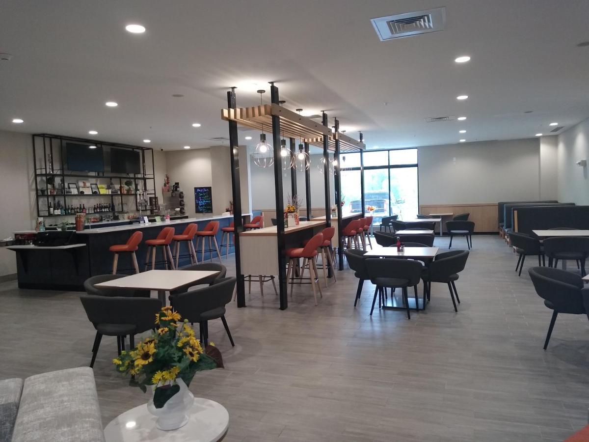 - Kansas - Northeast By Ihg Hotel